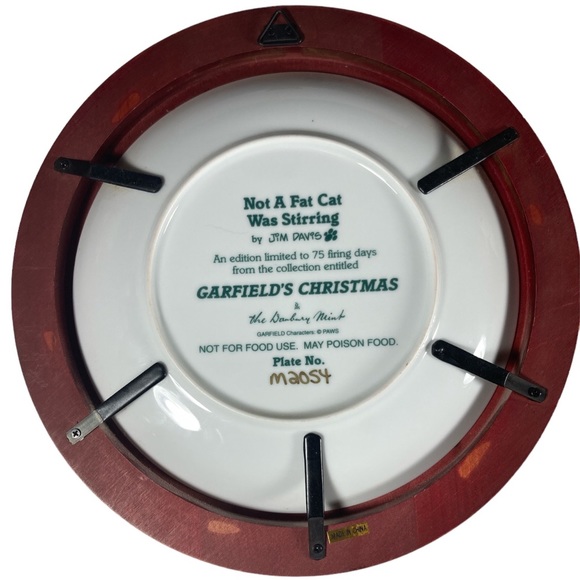 NOT A FAT CAT WAS STIRRING Garfield Christmas Plate Danbury Mint Wooden Holder - Picture 6 of 6